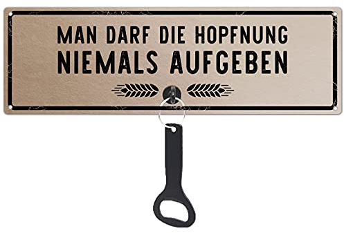 Schilderkönig Metallschild mit Flaschenöffner - Man darf die Hopfnung niemals aufgeben - Schild mit Bieröffner, Wand, Feier, Hopfen, Party, Männer