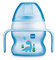 MAM Gobelet d'apprentissage à partir de 4 mois, 150 ml, bec verseur asymétrique en silicone facilement acceptable, avec poignées qui brillent dans le noir, bleu, lot de 1