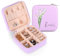 INBLUE Personalisierte Schmuckkästen für Frauen Geburt Blume mit Namen Leder Schmuck Aufbewahrungs Box Kleine Reise Schmuck Veranstalter Hochzeit Geschenke für Brautjungfer (Bunte- Violett)