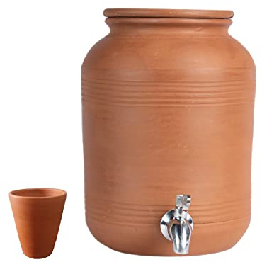 Village Decor Pot d'eau en terre cuite avec couvercle, verre et robinet en acier inoxydable 304 | boue en terre cuite pré-assaisonnée (capacité 6000 ml)