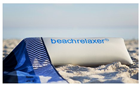 Sandori Strandtuch Beach Relaxer mit aufblasbarem Kopfkissen, das Frottee Strandlaken in der Farbe Streifen Blau Weiss hat die Maße 80x185cm
