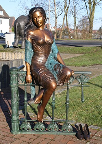 H. Packmor GmbH Bronzefigur Einer Frau auf Zaun sitzend