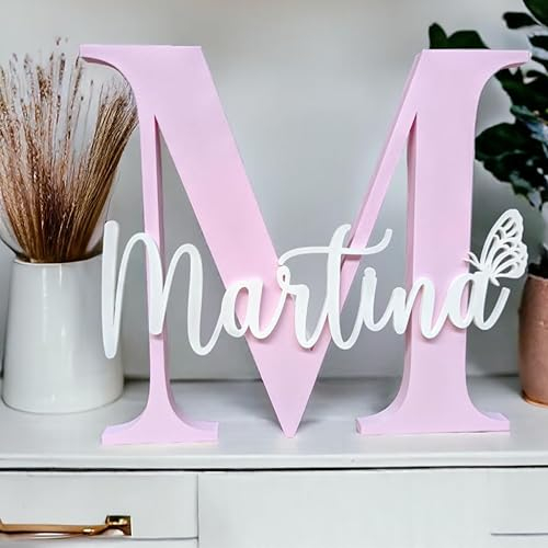 Tres Aristas Letra Decorativa Personalizada con Mariposa, Dinosaurio o Balon. Regalo para Niños y Bebés. Decoración Habitación Infantil, Comuniones, Candy Bar y Mesas Dulces. Color y Medida a Elegir