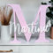 Tres Aristas Letra Decorativa Personalizada con Mariposa, Dinosaurio o Balon. Regalo para Niños y Bebés. Decoración Habitación Infantil, Comuniones, Candy Bar y Mesas Dulces. Color y Medida a Elegir