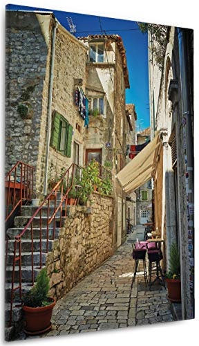 Wallario Leinwandbild Romantische Gasse in Kroatien Mitten in der Stadt - Wandbild 60 x 90 cm: Kunstdruck | Brillante lichtechte Farben | hochauflösend | verzugsfrei