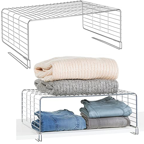 mDesign 2er-Set Drahtkorb für den Kleiderschrank – moderner Schrank Organizer mit 2 Ebenen für Kleideraufbewahrung aus Metall – Allzweckkorb für Schlafzimmer, Küche, Flur und Büro – silberfarben