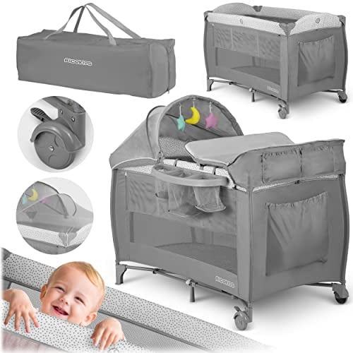 Ricokids Reisebett Baby Mit Matratze 125 x 65 x 78 cm Kinderreisebett Babybett Bis 15 kg 2 Räder Mit Bremsen Seiteneingang Transporttasche Wiegefunktion Spielbogen Wickeltisch Faltbar Hellgrau