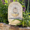 Brunnen mediterran Wand- und Standbrunnen aus GRC Betonfür Außen H: 54cm Gartenbrunnen Zierbrunnen mit Steinchen-Muster Wasserfallbrunnen Springbrunnen (Natur/braun)