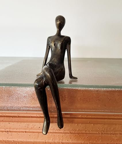 STEINFIGURENWELT GIEBEN Bronzefigur Frau sitzend 18cm für Kante Dekoration aus Bronze Skulptur Figur Deko Geschenk Bronzestatue Dame Kantensitzer Relax Wetterfest