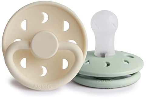 FRIGG Moon Phase Lot de 2 sucettes | Sucette en silicone | Sans BPA | Fabriqué au Danemark | Tétine Cerise Symétrique | (Cream/Sage, Taille 1 (0-6 Mois))