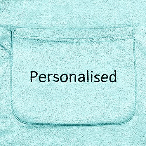 DecoKing Kuscheldecke mit Namen Personalisiert mit Ärmeln Geschenke für Frauen und Männer 170x200 cm Türkis Ärmeldecke Microfaser TV Decke Lazy
