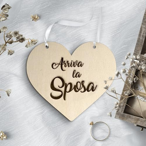Idea’s Cottage Targa Cuore in Legno Arriva la Sposa - Decorazione Personalizzabile - Cartello matrimonio arriva la sposa Misure 25cm x 22cm - Colore Legno Naturale