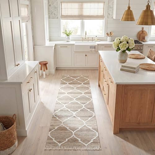 SAFAVIEH Natural Kilim Collection Runner Rug - 2'3 x 8', Light Grey & Ivory, Handmade Moroccan Boho Trellis Wool & Viscose, Ideal for High Traffic Areas in Living Room, Bedroom (NKM317A)