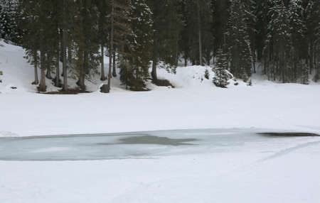 adrium AluVerbund-Bild 90 x 60 cm: Alpiner See mit Eis und Schnee im Winter(98968883)
