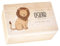 Muckelmeister Erinnerungsbox Baby Personalisiert - 30x20x14cm - UV-Druck - Individuelle Baby Aufbewahrungsbox - tolle Erinnerungskiste aus Holz - Einzigartige Geschenke zur Geburt - Löwe