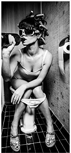 Wallario Selbstklebende Türtapete Kloparty - Sexy Frau auf Toilette mit Weinflasche - Türposter 93 x 205 cm Abwischbar, rückstandsfrei zu entfernen
