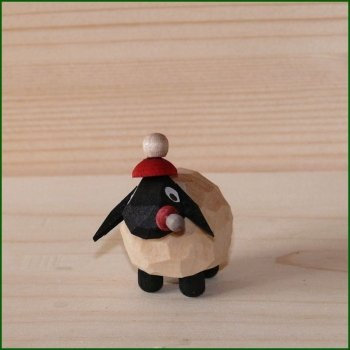 Rudolphs Schatzkiste Holzfigur Weihnachtsfigur Schaf Babyschaaf weiß, Mütze rot Höhe ca 3,0cm NEU