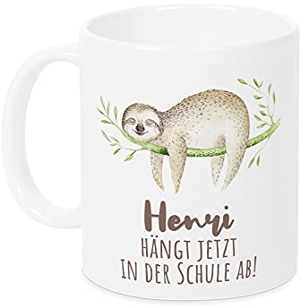 GRAZDesign Tasse Einschulung Schulkind 2025 Junge - Faultier hängt jetzt in der Schule ab - personalisiert Name, Geschenkideen für Schulanfänger Keramik weiß 330ml