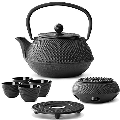 Bredemeijer Teekanne asiatisch Gusseisen Set 0.8 Liter mit Henkel & Edelstahl Tee-Filter Sieb-Einsatz für losen Tee & Stövchen & Untersetzer und 4 Teebecher