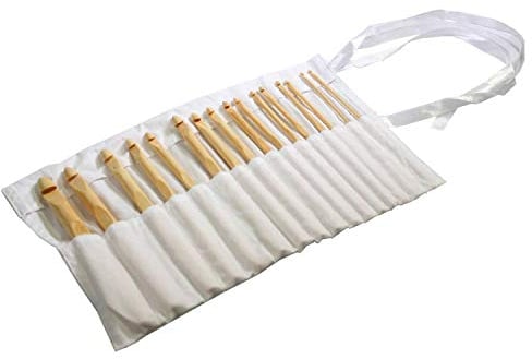 Curtzy Bambus Häkelnadeln Baumwoll Rolletui (16 Größen) - Häkelnadel Größe 15 cm - Größen 2 mm bis 12 mm - Bambus Häkelnadel Set für Häkelprojekte - Beginner und Anfänger Häkelnadeln Set