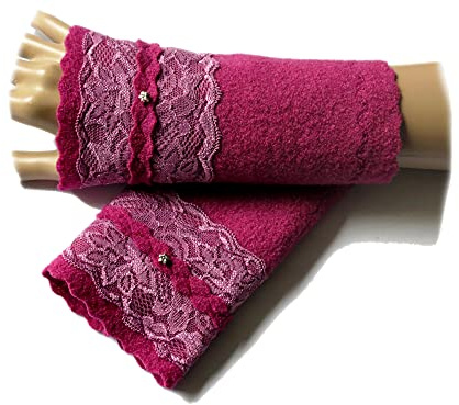Armstulpen/Pulswärmer mit Spitzenapplikation: Walkwolle (Walkloden, Kochwolle) in Fuchsia-Rot, elastisches Spitzenband in Hellrosa-Ton; umringender Zackenlitz, Charm (winziges Blumchen), Zierstich