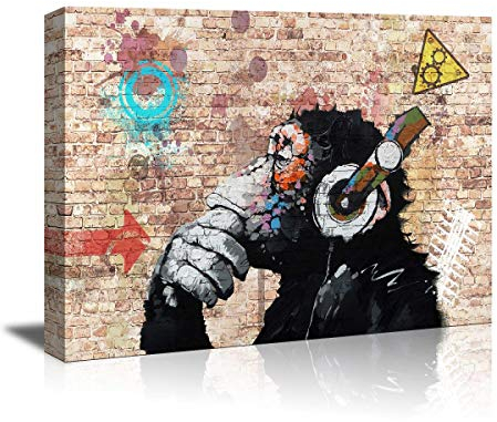 Visario Bild AFFE 4020 mit Kopfhörer vor Ziegelwand 80x60 cm