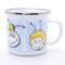 MAJA / E08 - Emaille Becher mit Henkel und in Geschenkbox. Robust und Strapazierfähig. Offiziell Lizenzierte Tasse. Frühstücksbecher. Praktisches Geschenk. Gefäß für alle Biene Maja Fans.