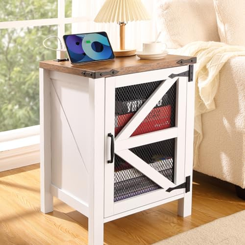 Garvee Table de Chevet avec Station de Recharge, Table d'appoint Style Ferme 45,7 cm avec Porte coulissante, Table d'appoint Rustique en Bois avec Rangement pour Chambre ou Salon (Blanc et Marron)