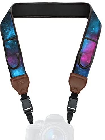 USA Gear Cinghia della Fotocamera con Fibbie a Sgancio Rapido e Tasche di Conservazione Sccessorie - Compatibile con Fotocamere Canon, Fujifilm, Nikon, Sony DSLR, Mirrorless e Istantanee - Galassia