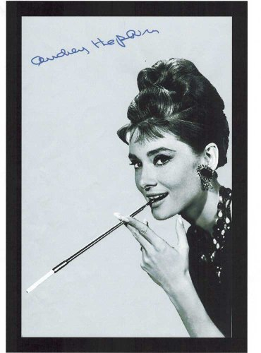 empireposter Audrey Hepburn Smoking - Bedruckter Spiegel mit Kunststoff Rahmen in Holzoptik, Kult-Spiegel - Grösse 20x30 cm