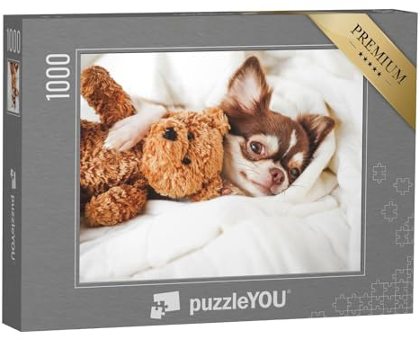 puzzleYOU: Puzzle 1000 Teile „Chihuahua-Welpe schlafend mit Teddybär auf dem weißen Bett“ – aus der Puzzle-Kollektion Hunde, Chihuahua