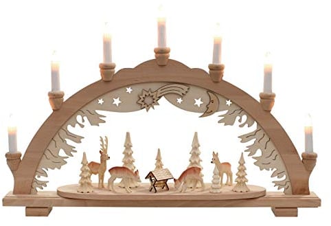 Dekohelden24 7 Flammiger Holz Schwibbogen Motiv: Rehe im Wald mit geschnitzten Bäumen, ca. 57 x 9 x 38 cm.