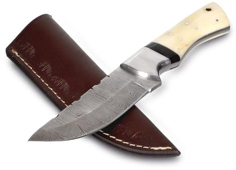 EUROtops Damast-Jagdmesser Chameau – Mit Rindsleder-Messerscheide, 12 cm Klinge, robuster Edelstahl / 15N20 und 1095, Verziert, Griff aus Kamelknochen, Fangriemenöse, für Sport/Camping/Outdoor