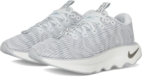 Nike Motiva für Damen, Photon Dust/Photon Dust/Light Smoke Grey, 8.5
