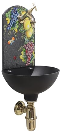 Fontana da parete Petra con frontale in pietra lavica dipinta a mano, decoro uva e limoni, vasca in alluminio, completa di rubinetto e sifone (Ottone lucido)