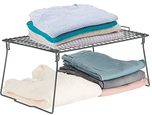 mDesign stapelbarer Regaleinsatz – faltbares Schrankregal aus Metall – moderner Schrankeinsatz für Schlafzimmer, Badezimmer und Flur – dunkelgrau