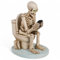 MIJOMA Dekofigur Skelett auf Toilette – Witzige Halloween Figur, 13 x 10 cm, Totenkopf-Deko aus Polyresin, Skurrile Badezimmerdeko