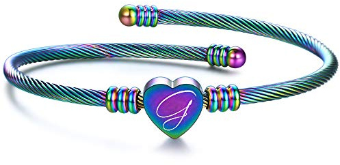 VQYSKO Armband Damen Frauen Mädchen Gravur 26 Brief Laser Beschriftung Personalisiert Edelstahl Armband Persönliche Kreatives Überraschungs Geschenk (Verpackung Box) (Regenbogen-G)