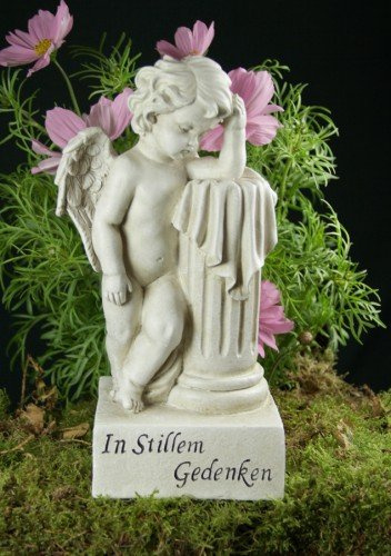 friedhofskerze.de Grabengel an Säule gelehnt In stillem Gedenken