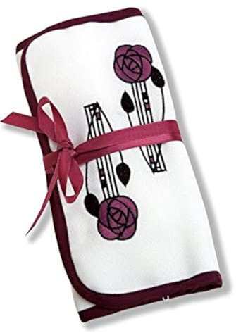 Justina Claire Schmuckrolle im Mackintosh-Rosen-Design.