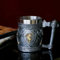 Mittelalterliche Wikingeräxte Tasse Geschenke für Männer, Englisch Gold Löwe Schilde Bierkrug Edelstahl Kaffeetasse Renaissance Kunst nordische Dekor Home Küche Party Dekoration Trinkgeschirr