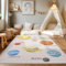 HomebyHome Kurzflor Kinderteppich für Jungen und Mädchen 80 x 120 cm Beige Planet Design - Waschbarer Teppich Extra Weich und Antiallergen - Teppich für Kinderzimmer, Babyzimmer und Spielzimmer