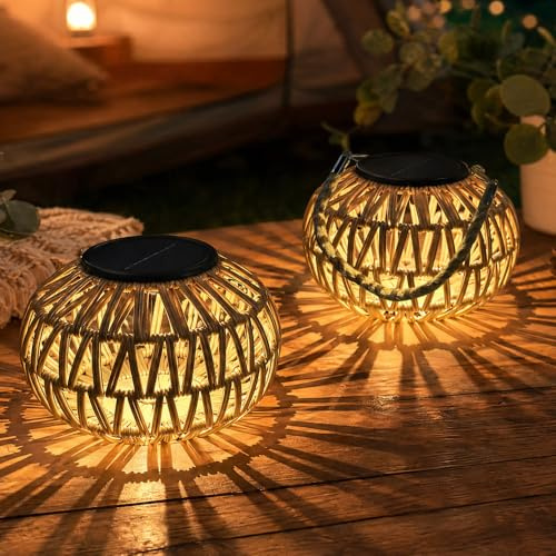 WRQIOO 2 Stück Rattan Solarleuchten für Außen, Solar Hängelampe Outdoor | Solarlampen Rattan, Ratta-n Solar Laternen, Boho Solarlampen für Außen Tisch für Draußen, Garten, Balkon, Terrasse