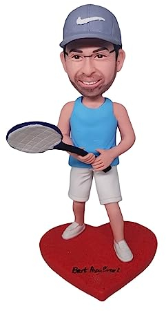 mydedor Benutzerdefinierte Wackelkopf-Figuren, maßgeschneiderte Puppe, männlicher Tennissportler mit Hut, handgefertigt, personalisierte Skulptur, Geschenk für Mann, Freund, Ehemann, Chef, Büro,