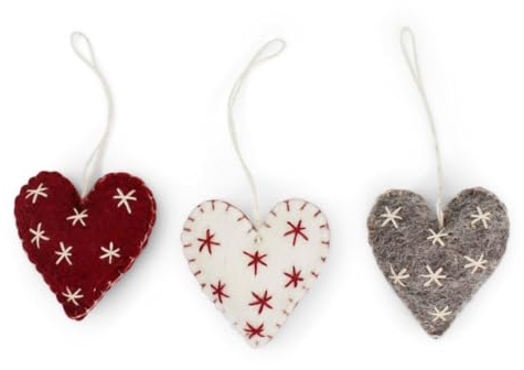 Én Gry & Sif Herzen im Scandi-Stil | handgemachte Deko-Herzen aus Filz, Weihnachtsdeko, Weihnachtsbaumschmuck, Winterdeko, zum Aufhängen | 3 Herzen mit Sternen Bestickt - rot, weiß, grau