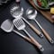 Lot de 4 ustensiles de cuisine en acier inoxydable 304, spatule, louche, passoire et spatule avec long manche en bois résistant à la chaleur. (4 poignées rondes)