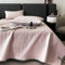 XIUWOUG Couvre Lit 2 Personnes 240X250cm, Couverture Courtepointe Patchwork, Boutis Couvre-Lit Matelassé en Microfibre avec 2 Taies d'oreiller, Dessus De Lits Et Couvre-Lits De Luxe,Rose