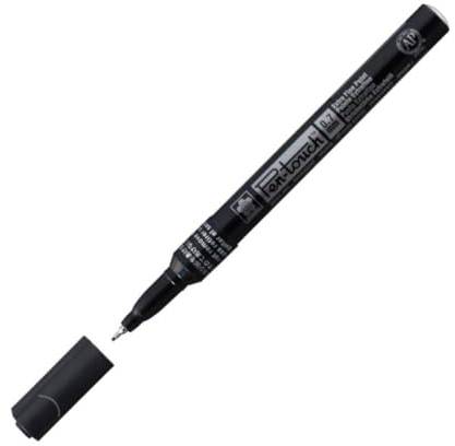 SAKURA Pen-Touch Extra Fine Schwarz Marker - Schreibt auf Kunststoff, Holz, Glas, Porzellan, Metall - Permanente Pigmenttinte - 0,7 mm Strich - Ideal für industrielle Beschriftungen