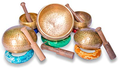 Lot de 5 bols chantants tibétains authentiques à 7 métaux pour yoga, guérison des chakras, relaxation profonde, soulagement du stress et pleine conscience, fabriqués à la main au Népal, avec coussins