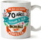 MUGFFINS Tazas 70 Cumpleaños - En Español - Me ha llevado 70 años llegar a ser increíble - 11 oz - Regalo original y divertido